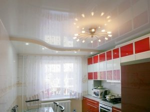 Натяжные потолки в кухне: практичное и стильное решение