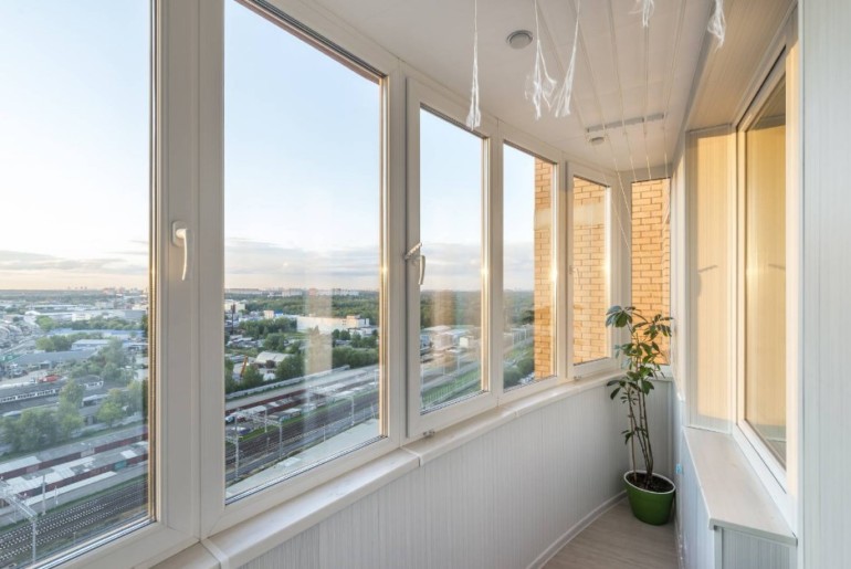 Какое остекление балкона выбрать по преимуществам и недостаткам