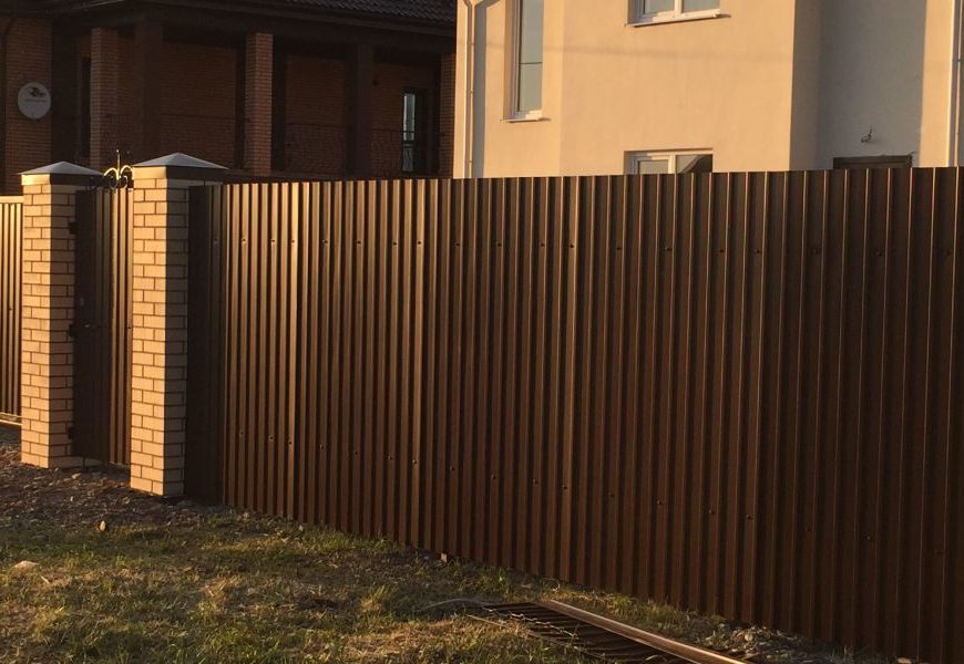 Преимущества установки заборов под ключ