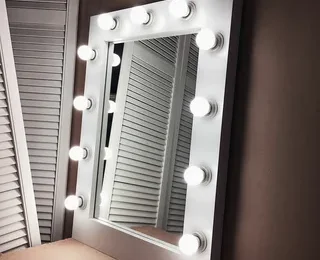 Почему выбирают гримерные зеркала с подсветкой на заказ?